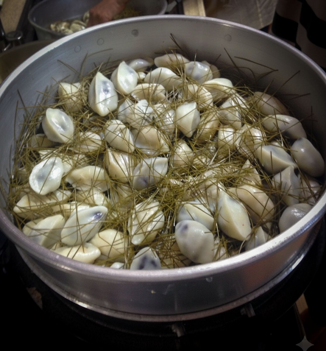 수모닝!☀️
오늘은 출근길에 한복을 곱게 차려입은 꼬마아이들을 봤어요. 너무 예쁘더라구요~😍 아마 유치원이나 어린이집에서 추석 행사를 하나봅니다. 

몇년 전 큰집에서 직접 빚어 먹었던 송편입니다. 
여러분은 송편 소로 콩 좋아하시나요, 깨 좋아하시나요? 😁
1. 콩
2. 깨
3. 기타

굿모닝이시면