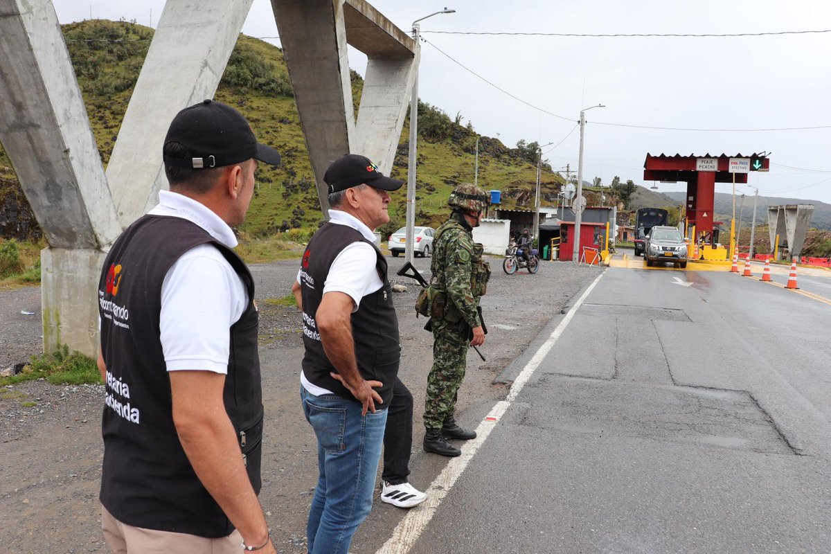 GobdeSantander's tweet image. El operativo se convirtió en una jornada práctica en terreno, donde los uniformados aplicaron lo aprendido en la capacitación, fortaleciendo sus capacidades para identificar productos legales y combatir la ilegalidad en las vías del territorio. 👊🏼#TodosContraElContrabando