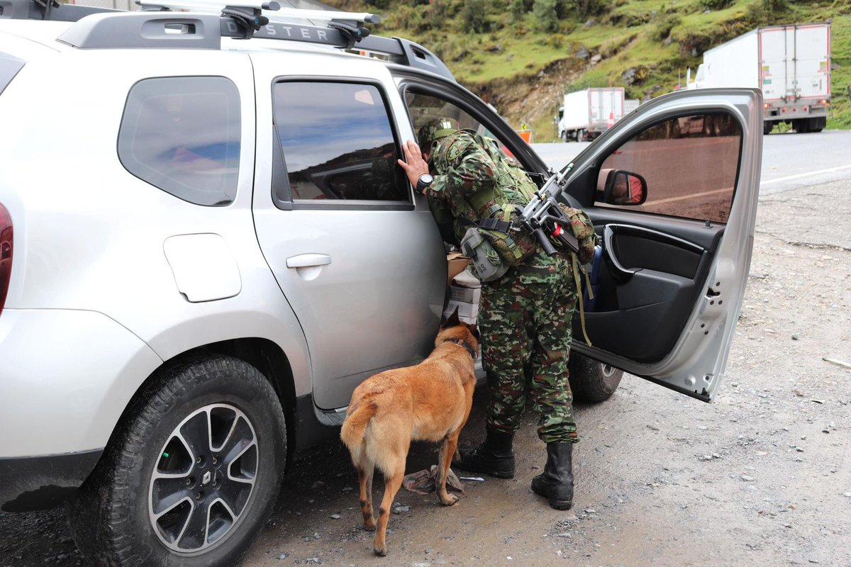 GobdeSantander's tweet image. El operativo se convirtió en una jornada práctica en terreno, donde los uniformados aplicaron lo aprendido en la capacitación, fortaleciendo sus capacidades para identificar productos legales y combatir la ilegalidad en las vías del territorio. 👊🏼#TodosContraElContrabando