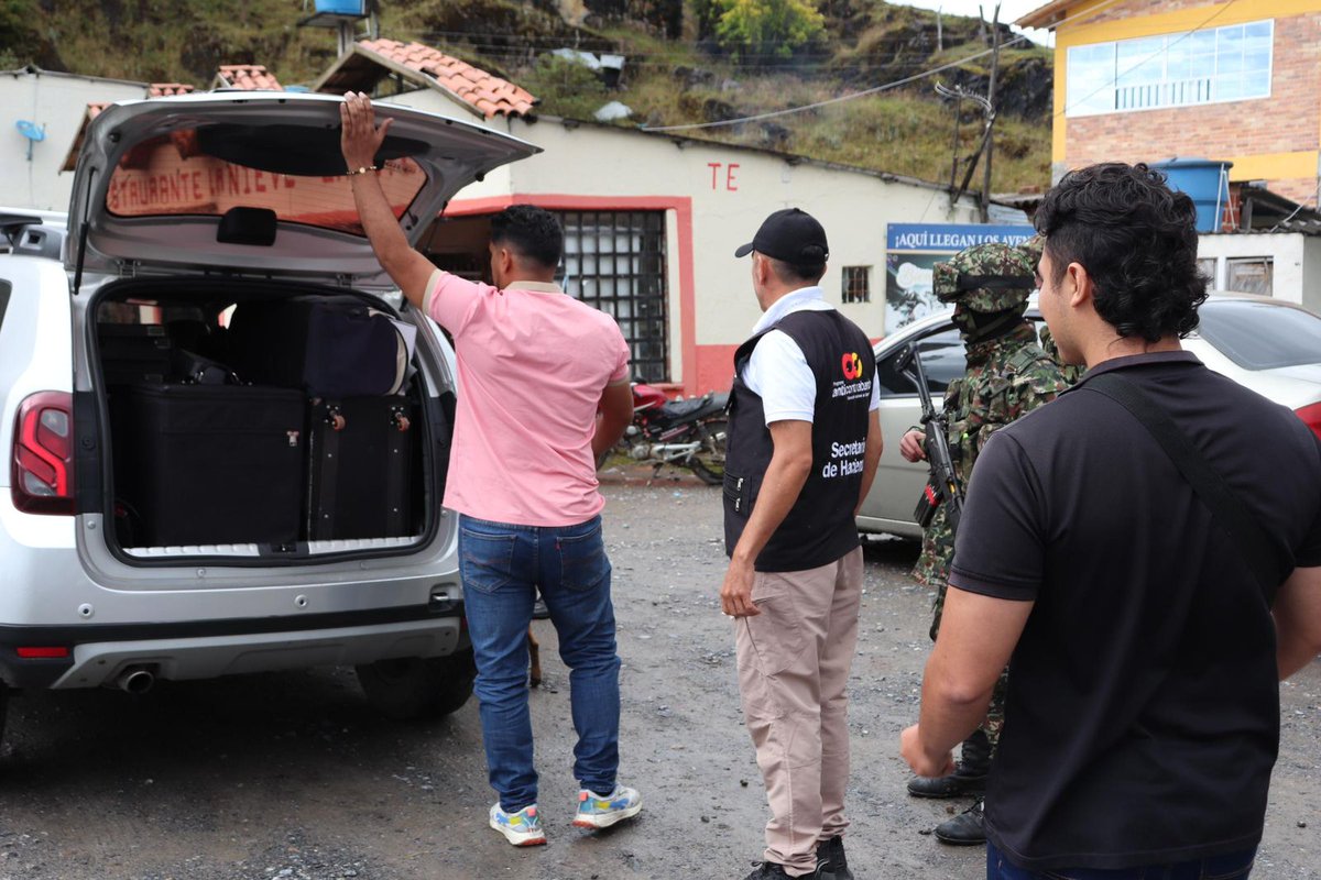 GobdeSantander's tweet image. El operativo se convirtió en una jornada práctica en terreno, donde los uniformados aplicaron lo aprendido en la capacitación, fortaleciendo sus capacidades para identificar productos legales y combatir la ilegalidad en las vías del territorio. 👊🏼#TodosContraElContrabando