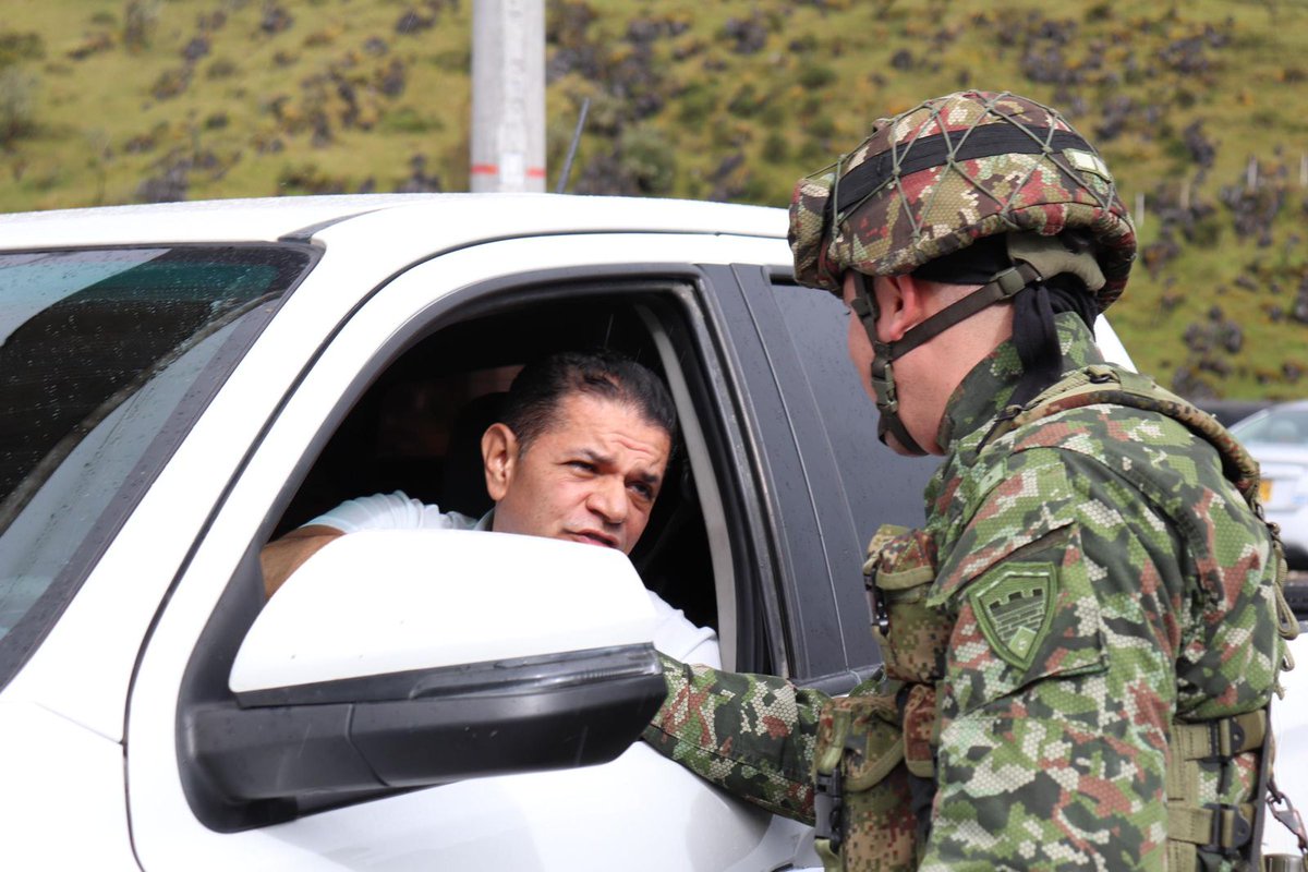 GobdeSantander's tweet image. El operativo se convirtió en una jornada práctica en terreno, donde los uniformados aplicaron lo aprendido en la capacitación, fortaleciendo sus capacidades para identificar productos legales y combatir la ilegalidad en las vías del territorio. 👊🏼#TodosContraElContrabando