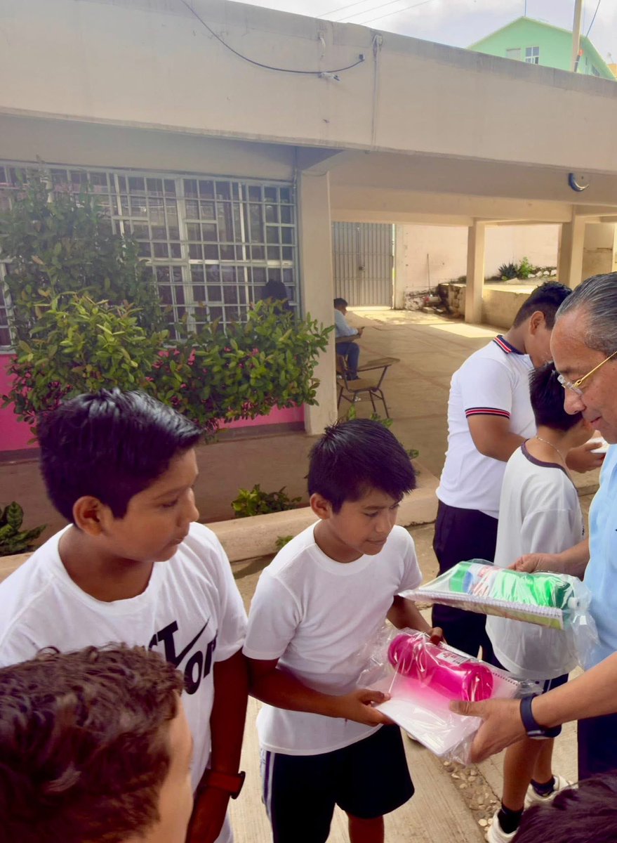 _FerminAlvarado's tweet photo. 🌟 La educación, llave para un nuevo comienzo y fuerza del renacimiento de Acapulco 🌊✨
Regresé al corazón de #ElColoso, a la Primaria “Niños Héroes”, para honrar la palabra y cumplir compromisos en el inicio del #CicloEscolar2025-2026. 🌟 https://t.co/f974PONcMh