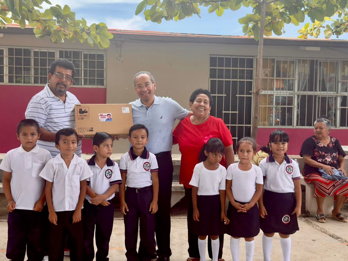 _FerminAlvarado's tweet photo. 🌟 La educación, llave para un nuevo comienzo y fuerza del renacimiento de Acapulco 🌊✨
Regresé al corazón de #ElColoso, a la Primaria “Niños Héroes”, para honrar la palabra y cumplir compromisos en el inicio del #CicloEscolar2025-2026. 🌟 https://t.co/f974PONcMh