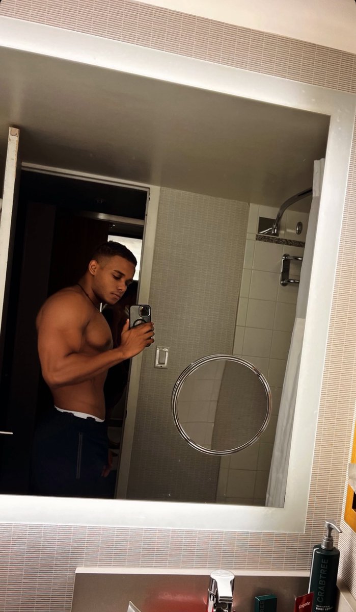 itzjamespeter's tweet image. Ya creo se me nota un poco el gym 🥲