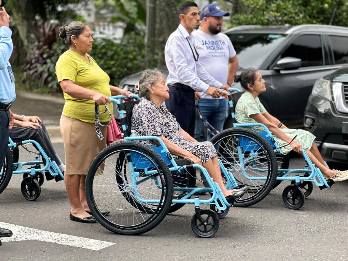💖 Hoy entregamos 9 sillas de ruedas en Suchitoto, San Pedro Perulapán, San José Guayabal y El Rosario.
Servir a mi gente es mi mayor alegría seguimos trabajando para ti. ♿✨🇸🇻