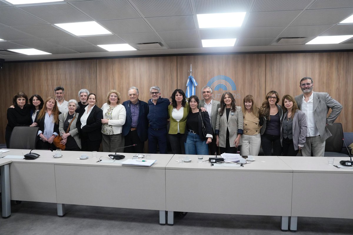 passomarcela's tweet photo. 🎬 En la Comisión de Cultura, recibimos representantes del sector audiovisual ante la decisión del gobierno nacional del cierre del canal y la plataforma CineAr, que resguardan miles de películas argentinas, parte de nuestro acervo cultural.
📽 No es una cuestión presupuestaria, sino de prioridades.
Mientras el gobierno se patina miles de millones de dólares en un ratito en beneficiar un puñado de empresas agroexportadoras, mezquina recursos en cultura y destruye organismos de protección y resguardo de nuestro patrimonio nacional.
📺 No permitamos que destruyan el cine, fuente de trabajo y conocimiento.