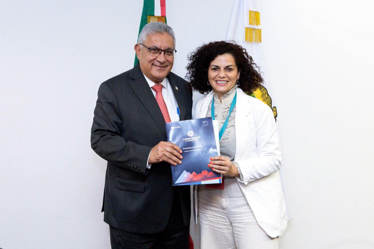 El Srio. Gral. del #SNTE, Mtro. Alfonso Cepeda, se reunió con la directora en AL de <a href="/intEducacion/">IEAL</a>, Gabriela Bonilla, quien reconoció al #Sindicato mexicano como un referente en la defensa de los trabajadores y la escuela pública para las organizaciones afiliadas en la región