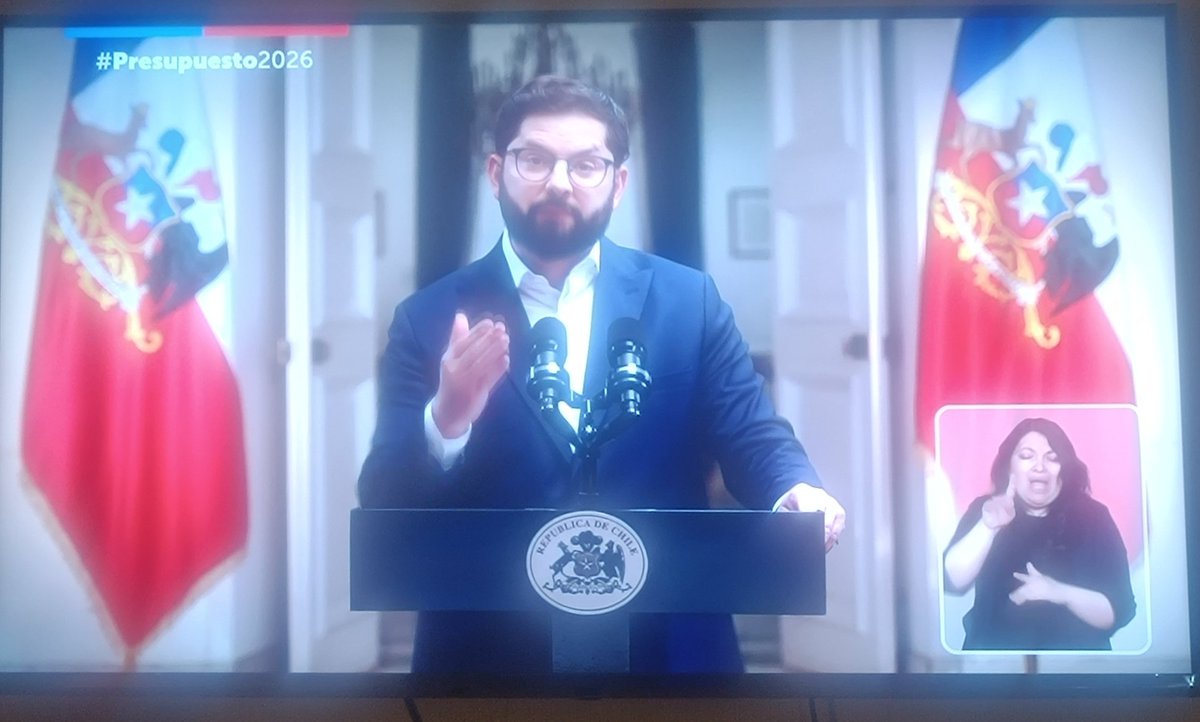 En qué mundo vive <a href="/GabrielBoric/">Gabriel Boric Font</a> 
                               Y
<a href="/Contraloriacl/">Contraloría</a>  ES LEGAL que ataque a un candidato presidencial ingresando a la política contingente
<a href="/PRChile/">Partido Republicano</a> <a href="/joseantoniokast/">José Antonio Kast Rist 🖐️🇨🇱</a>