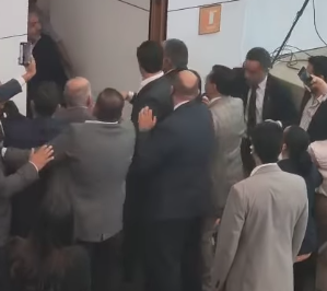 lavozdelpoder's tweet photo. La novela legislativa de hoy deja de manifiesto la alta polarización que hay entre los grupos, lo que trae consigo el riesgo de que las iniciativas, propias de ese Poder o del Ejecutivo, encuentren un camino sinuoso para llegar a puerto. Por lo pronto, el primer tema será... https://t.co/wH3XiFBt5e
