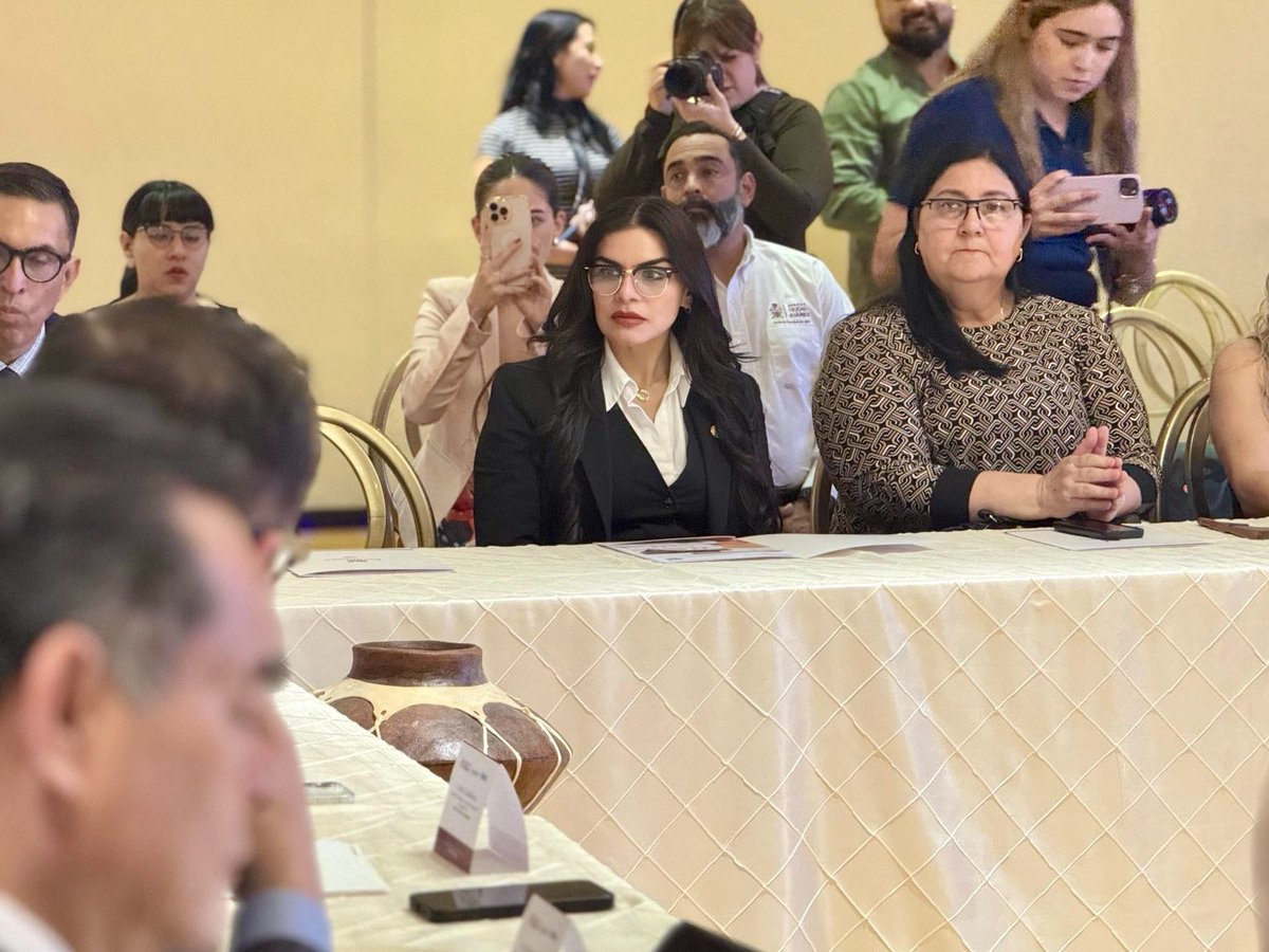 luzmiazul's tweet photo. Esta tarde en Ciudad Juárez instalamos el #ComitéPromotorDeInversiones de Chihuahua. Con un PIB de 1.23 billones de pesos, crecimiento de 3.2% y exportaciones por más de US$77 mil millones, el estado es potencia en manufactura electrónica, automotriz, médica y aeroespacial. Su frontera con EE.UU. lo convierte en eje estratégico del nuevo mapa económico de Norteamérica 🇲🇽 ¡Venceremos! 📈