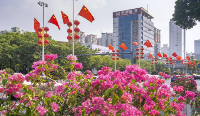 TradersCom's tweet image. Heads Up: #GoldenWeek 2025
Golden Week holidays begin today.
#China’s mainland markets closed from Oct 1 to 8
#HongKong markets closed on Oct 1 and Oct 7.
The holidays see regional liquidity shrink, with muted activity across bonds, equities, forex and commodities.