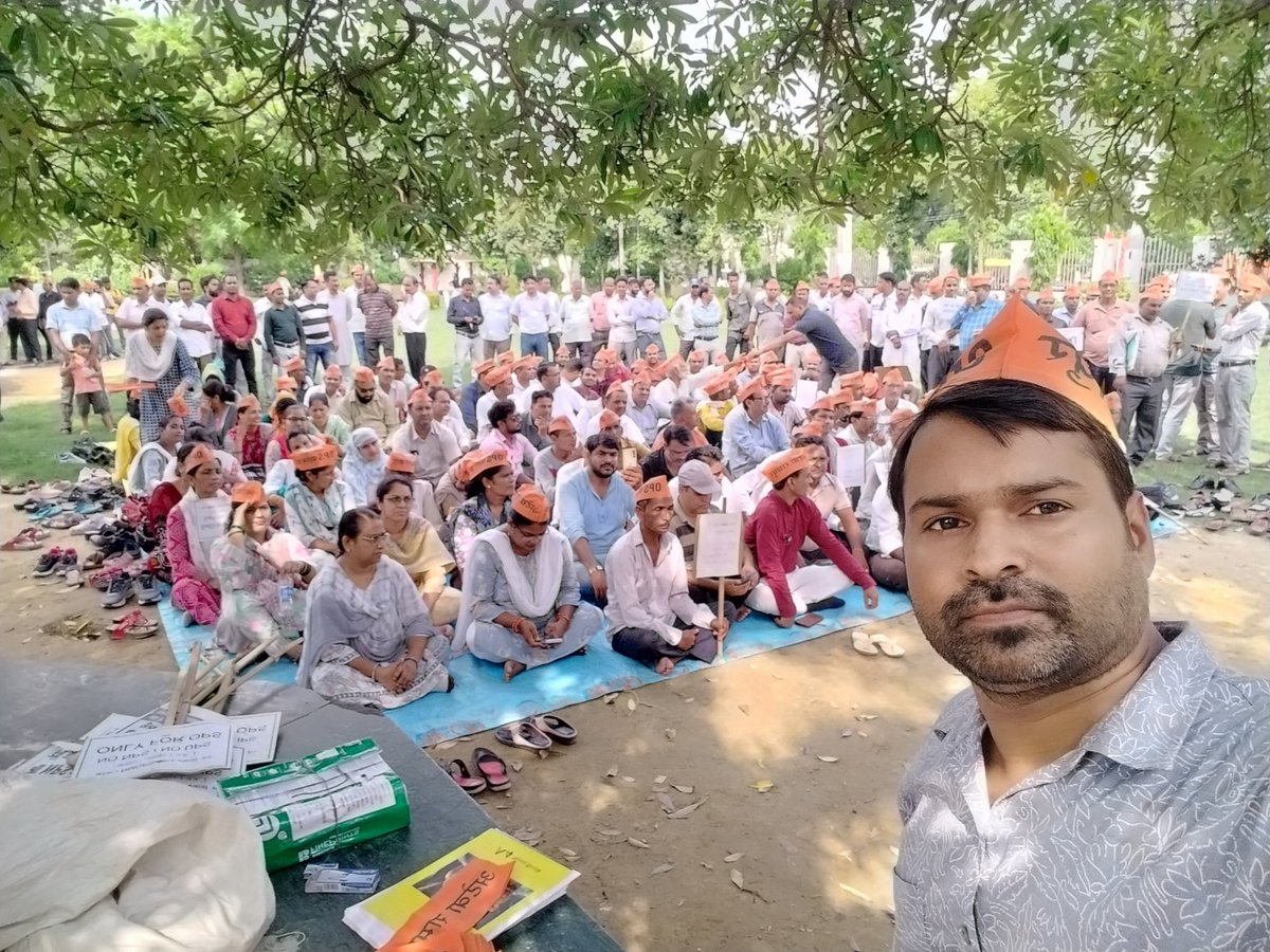 सरकारी नौकरी की दो गारंटी थी एक पुरानी पेंशन और दूसरी सुरक्षित नौकरी NPS,UPS और TET ने दोनों को खतरे में डाल दिया है।
#NoNPS_NoUPS_OnlyOPS 
#NoTET_BeforeRTE

<a href="/narendramodi/">Narendra Modi</a> <a href="/RahulGandhi/">Rahul Gandhi</a> 
<a href="/nsitharamanoffc/">Nirmala Sitharaman Office</a> <a href="/dpradhanbjp/">Dharmendra Pradhan</a> 
<a href="/SanjayAzadSln/">Sanjay Singh AAP</a> <a href="/myogiadityanath/">Yogi Adityanath</a> <a href="/yadavakhilesh/">Akhilesh Yadav</a> <a href="/vijaykbandhu/">Vijay Kumar Bandhu</a>