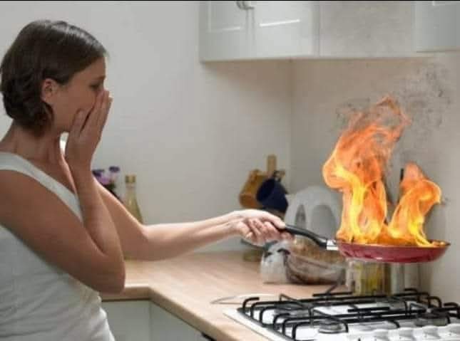 🔥 FUEGOOO!!!, la sartén 🍳comienza a arder en la cocina:

⛔ NO eches agua encima de ella para apagarlo.
✅ SI tapa la sartén con un trapo o paño húmedo.
✅ SI cubre la sartén con una tapa de diámetro superior a ella.