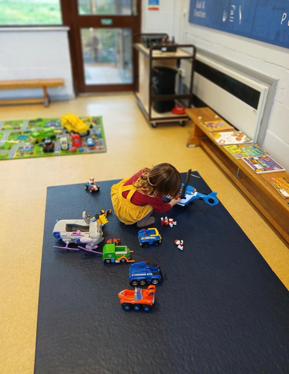 Yesterday’s Little Chicks was autumnal themed. We enjoyed a walk outside to collect leaves for our artwork. We hope you can join us at our next Little Chicks session on Tuesday 14th October.