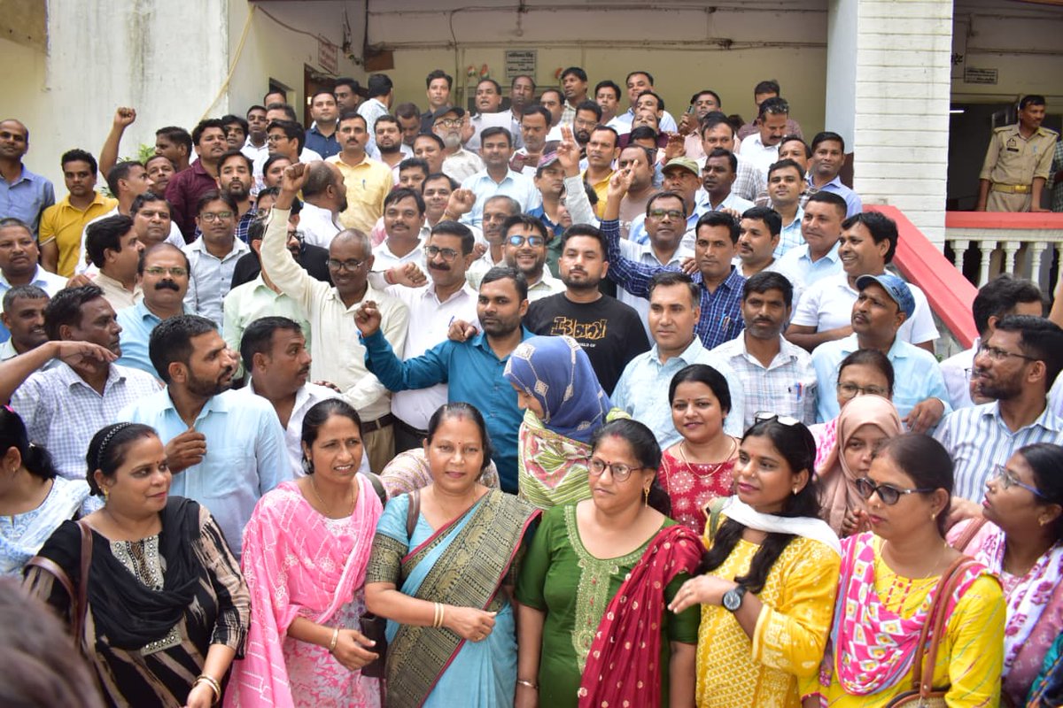 सरकारी नौकरी की दो गारंटी थी एक पुरानी पेंशन और दूसरी सुरक्षित नौकरी NPS,UPS और TET ने दोनों को खतरे में डाल दिया है।
#NoNPS_NoUPS_OnlyOPS 
#NoTET_BeforeRTE

<a href="/narendramodi/">Narendra Modi</a> <a href="/RahulGandhi/">Rahul Gandhi</a> 
<a href="/nsitharamanoffc/">Nirmala Sitharaman Office</a> <a href="/dpradhanbjp/">Dharmendra Pradhan</a> 
<a href="/SanjayAzadSln/">Sanjay Singh AAP</a> <a href="/myogiadityanath/">Yogi Adityanath</a> <a href="/yadavakhilesh/">Akhilesh Yadav</a> <a href="/vijaykbandhu/">Vijay Kumar Bandhu</a>
