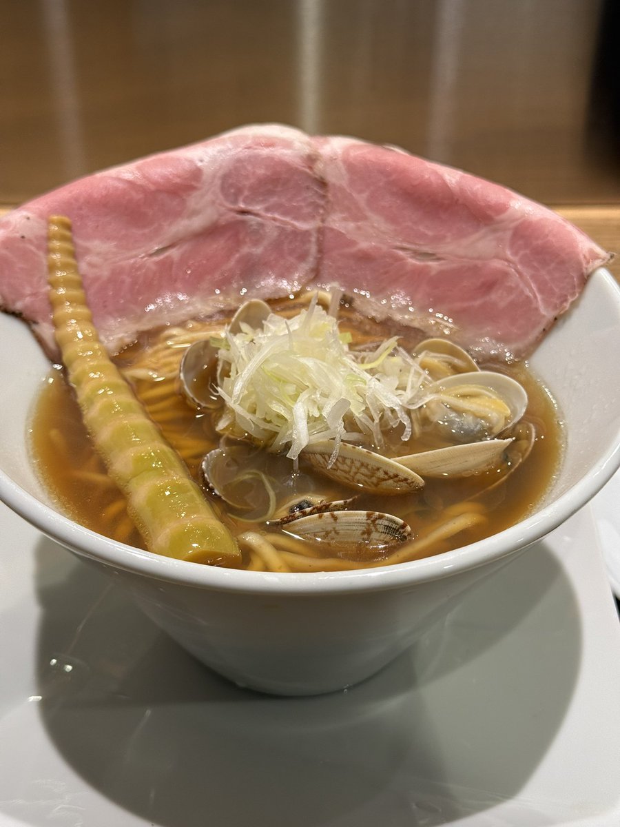 大阪のラーメン屋vol,168
くそオヤジ最後のひとふり 東大阪店
あさりらーめん ¥900
9/22
元会社の偉い人と締めにコチラへ。
貝出汁なら間違い無いと思っていたが、かなり甘い。
初めて貝出汁に裏切られて、ちょっとショック。