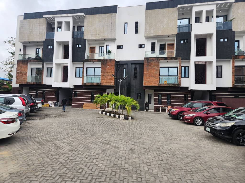 BetaRealtors's tweet photo. Serviced 4 Bedroom Terrace House, available for a quick sale
๐Eko Akate Close, off Awolowo Road, Ikoyi, Lagos ๐ณ๐ฌ
Price: โฆ300m
Service charge: โฆ1.2m
Power (pay as you use)
#propertyforsale #homebuyers #buyer #buy #sell we all win ๐ฅ
#LetsTalk DM #LetsGoViewing #LetsDeal https://t.co/G6EmYytSOT