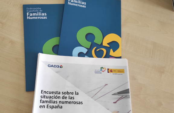 En España hay 800.000 #familiasnumerosas, ¿sabes cómo son y cuáles son sus principales problemas en su día a día? 👉Hoy presentamos el estudio sobre estos hogares, hecho con apoyo de <a href="/MSocialGob/">Ministerio de Derechos Sociales, Consumo y A2030</a>, sobre hijos, economía, empleo, vivienda o cómo las ve la sociedad. ¡Muy interesante!