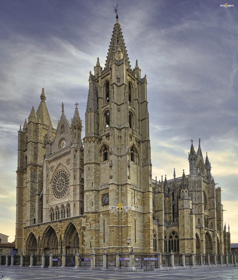 La Catedral de León, iniciada en el S. XIII, es una de las grandes maravillas del arte gótico en España. Es conocida como la Pulchra leonina debido a su belleza ❤️
#BuenosDias #FelizMiercoles
