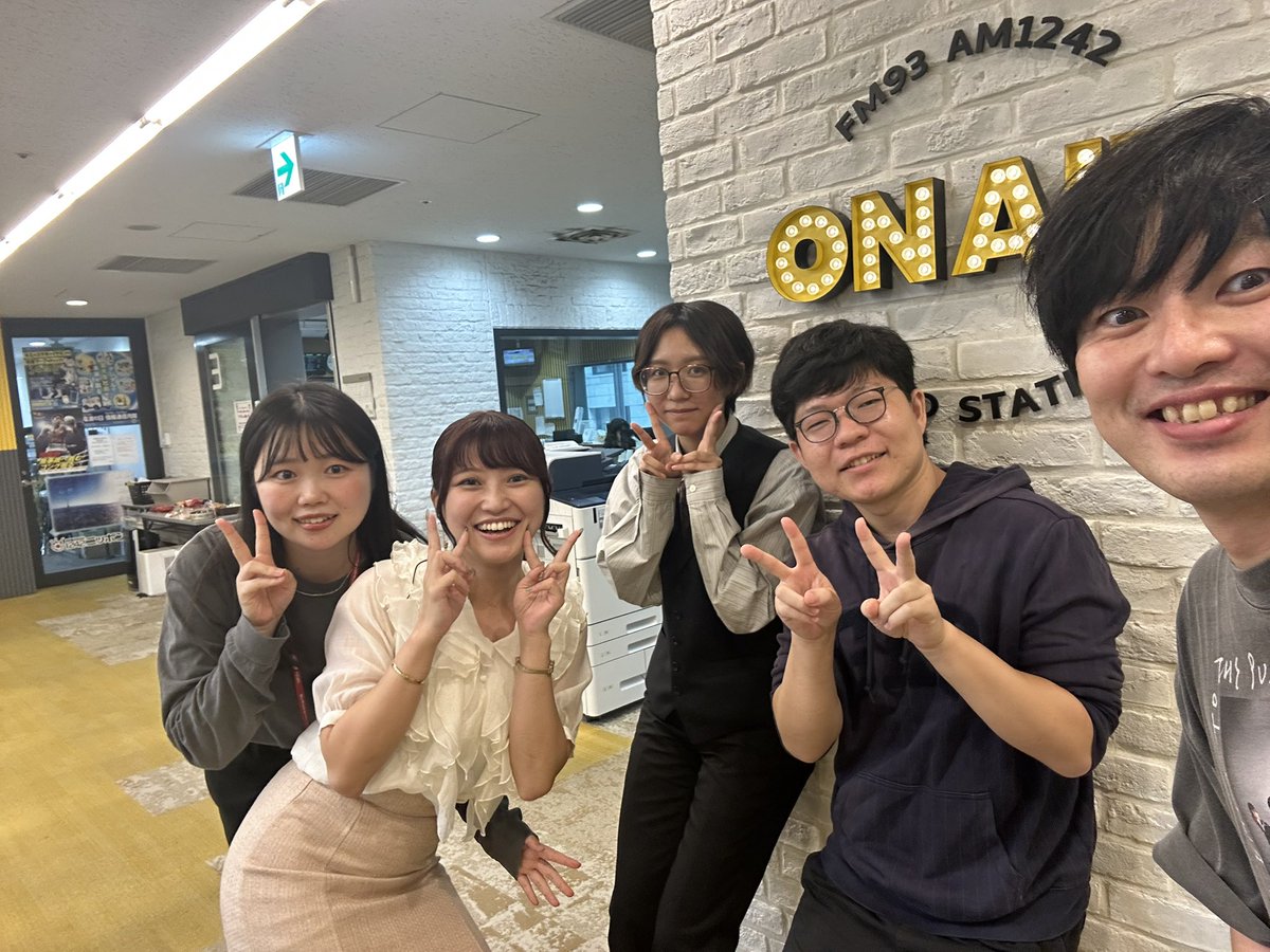 tohyamagrunge's tweet photo. ニッポン放送行ったらすれ違い様SCHOOL OF LOCK！聴いてました！って前島花音アナ言ってくれて嬉しい！

さらに生徒達がみんな集まってくれて胸いっぱい、局員になったり、バイトとして放送携わったり、TOKYO FMじゃないけど TOKYO FMの息吹色んなとこで感じられて誇らし過ぎるよ https://t.co/gACpeJh9XH