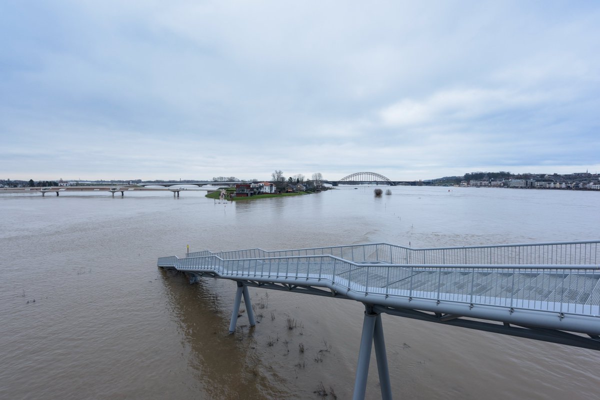 MinisterIenW's tweet image. 1 oktober is de start van het hoogwaterseizoen. Zonder de zorg voor waterbeheer zou een groot deel van Nederland minder bewoonbaar en leefbaar zijn. Met slimme innovaties, dijken en inzet houden we ons land veilig en weerbaar.