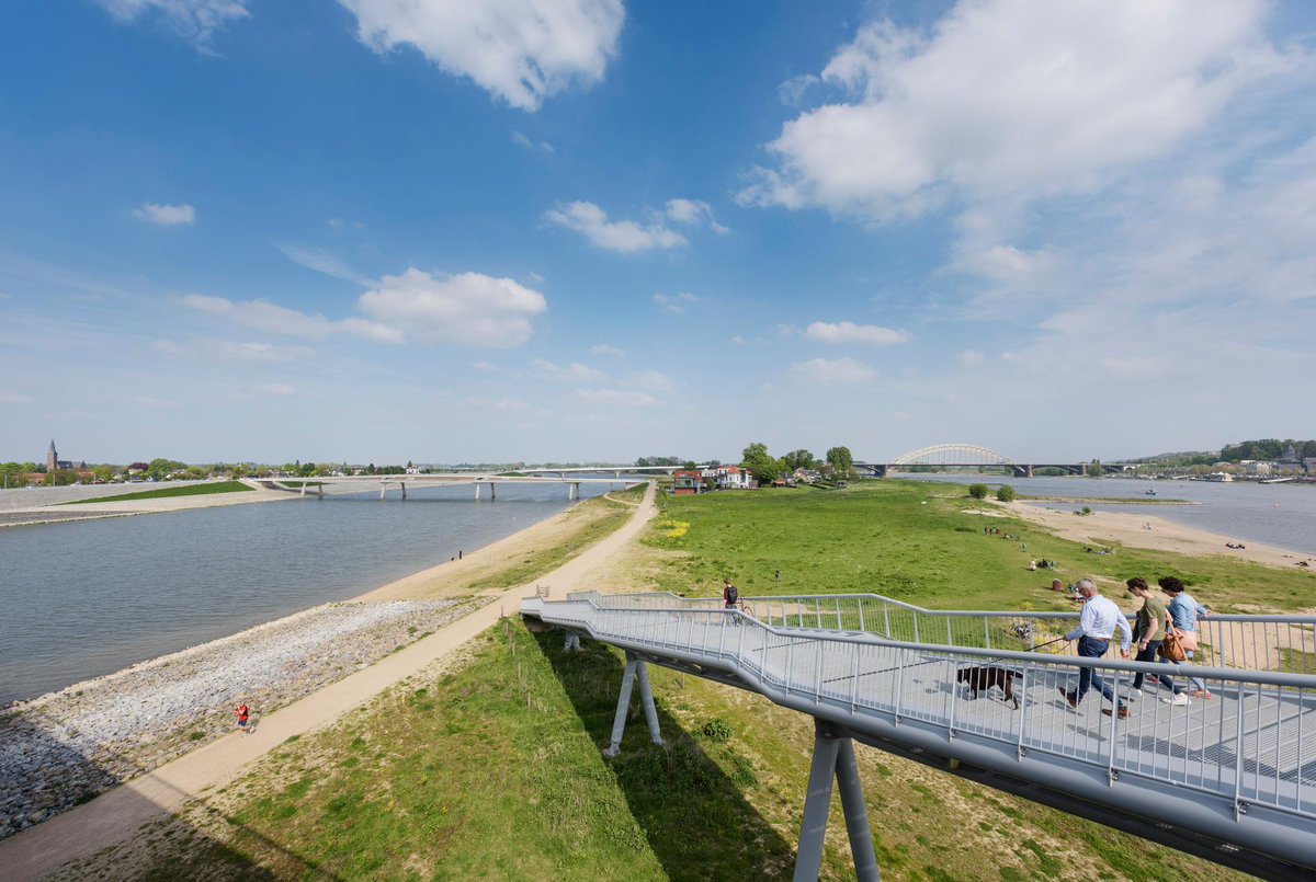 MinisterIenW's tweet image. 1 oktober is de start van het hoogwaterseizoen. Zonder de zorg voor waterbeheer zou een groot deel van Nederland minder bewoonbaar en leefbaar zijn. Met slimme innovaties, dijken en inzet houden we ons land veilig en weerbaar.