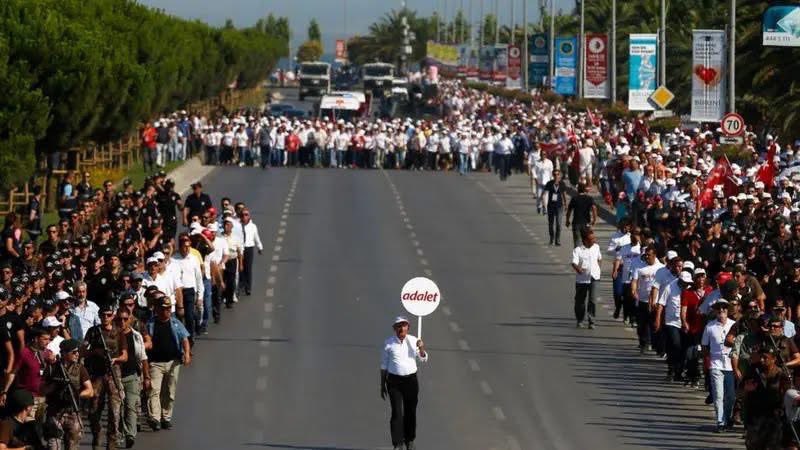 Dayanışmaya Çağrı
17 Ekim Cuma, saat 10.30’da Ankara Sıhhiye Adliyesi 25. Ağır Ceza Mahkemesi’nde,
7. Genel Başkanımız Kemal Kılıçdaroğlu’na “Cumhurbaşkanına hakaret” suçlamasıyla açılan 5 davanın birleştirilmesi sonucu yapılacak duruşma görülecek.

Şimdi dayanışma günüdür!