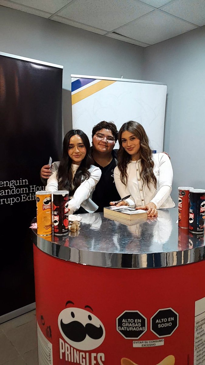 anzel___'s tweet photo. El mejor día de mi vida. 
@CalleyPoche gracias por existir. Podría decir tantas cosas sobre hoy. Después de años soñando con abrazarlas, hoy se cumplió y fue increíble. Las fotos no hacen justicia con lo hermosas que son. Simplemente gracias por todo, las amo demasiado <3 
-Dael https://t.co/pEpwY0RpOF