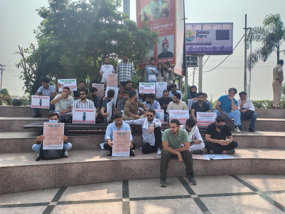 LatiefMehboob's tweet photo. Agriculture graduates of J&K are on the streets, demanding justice.
We studied BSc, MSc, PhD — yet Govt shut every door with SRO-433 & SRO-442.
🚫 Vacancies not advertised
🚫 Equal opportunity denied
🚫 Future destroyed

We demand: #RepealSRO433 #RepealSRO442 ✊
#JusticeForAgriGraduates #JKYouth