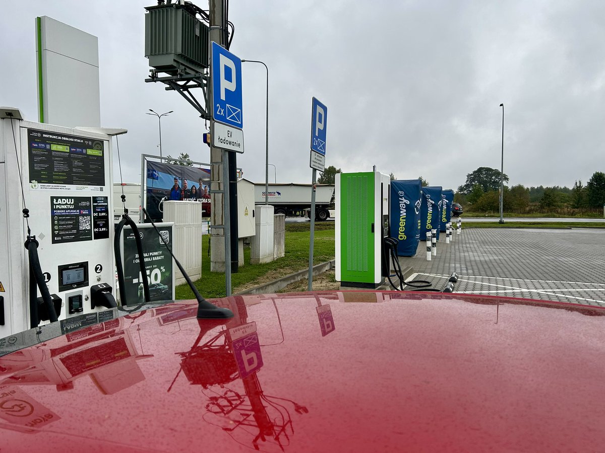 PiotrekMac's tweet image. Już za moment startują Energy Days 2025. Tematy to transformacja i bezpieczeństwo energetyczne, finansowanie, OZE i innowacje – tymczasem w Port Radomsko nikogo nie ma na stacjach ładowania - czyżby wszyscy jadą pociągami? 😜
#EnergyDays #emobility #transformacja