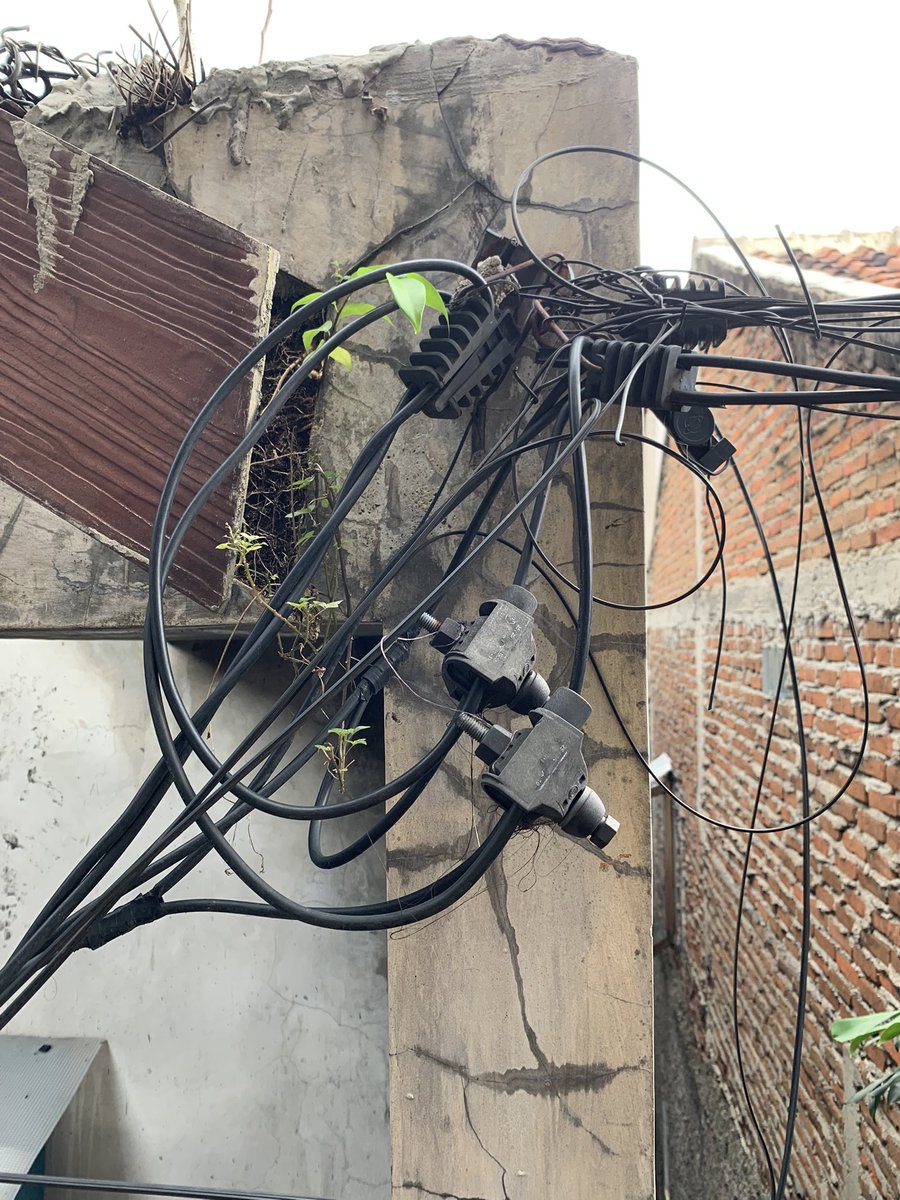 aajri_'s tweet photo. tolong yah @pln_123 ini gimana? kayaknya berbahaya banget instalasinya... ini posisinya samping lt2 rumah banget, takut kenapa - kenapa... gw taruh di sini aja ya supaya bukti siapa tau ... (semoga enggak) https://t.co/dtYKp4U7CT