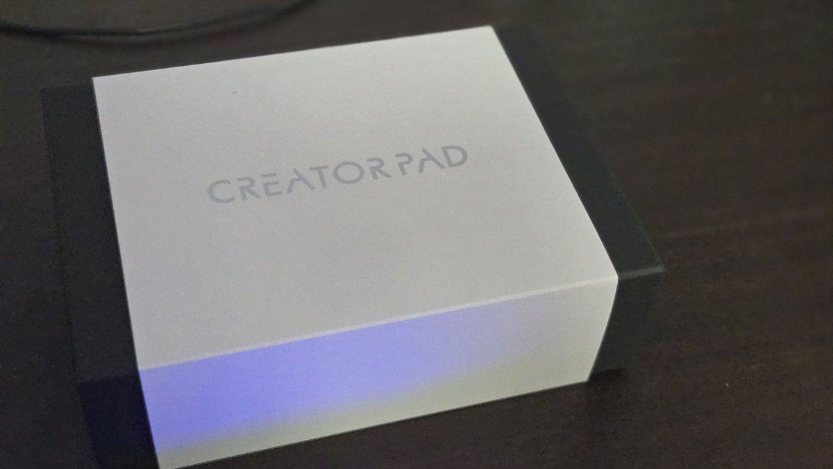 Serenade_Yuuki's tweet photo. 昨日買ってもう届いた！発送までも早くてすごい……

ということで片手デバイス「CreatorPad」購入しました〜！イラスト描き始めたし動画編集もしたいから楽しみ！刻印は動画編集のほうだけどイラストの方も魅力的だった……

moimateさんありがと〜！
#PR #moimate #CreatorPad https://t.co/kYOa7GdgYD
