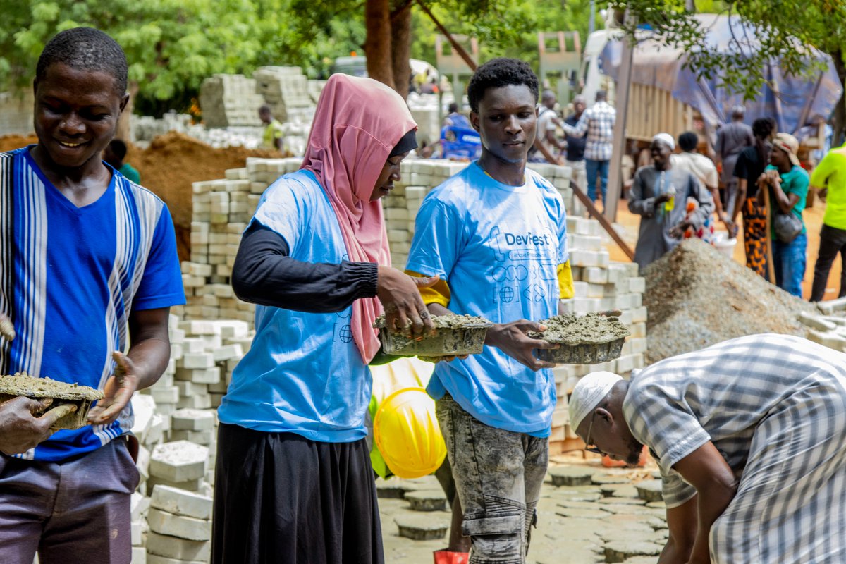 GDGAfriqueFranc's tweet photo. Pour nous, la communauté, ce n’est pas seulement la tech.
En prélude au DevFest Afrique Francophone 2025, nous avons choisi de mener une action humanitaire dans le pays hôte, le Burkina Faso, à Ouagadougou plus précisément, et ce sur nos fonds propres.

Nous avons ainsi apporté un don à l’initiative "Faso Mêbo" sous forme de matériel de construction, accompagné d’une heure de travaux communautaires.

Un grand merci à toute l’équipe du @GdgOuaga présente sur le terrain : @Samand_Emmanuel, Rodhe Eve Armelle Zangré et Wend-Kuuni Etienne BELEMGNEGRE, ainsi qu’à l’équipe à distance qui a su concrétiser cette idée : @EzekiasBokove, @LouisKouassii et @rblmdst .

Cette action marque le coup d’envoi du DevFest Afrique Francophone 2025.

@googledevgroups @googledevs @WomenTechmakers

#DevFest #DevFestAF25