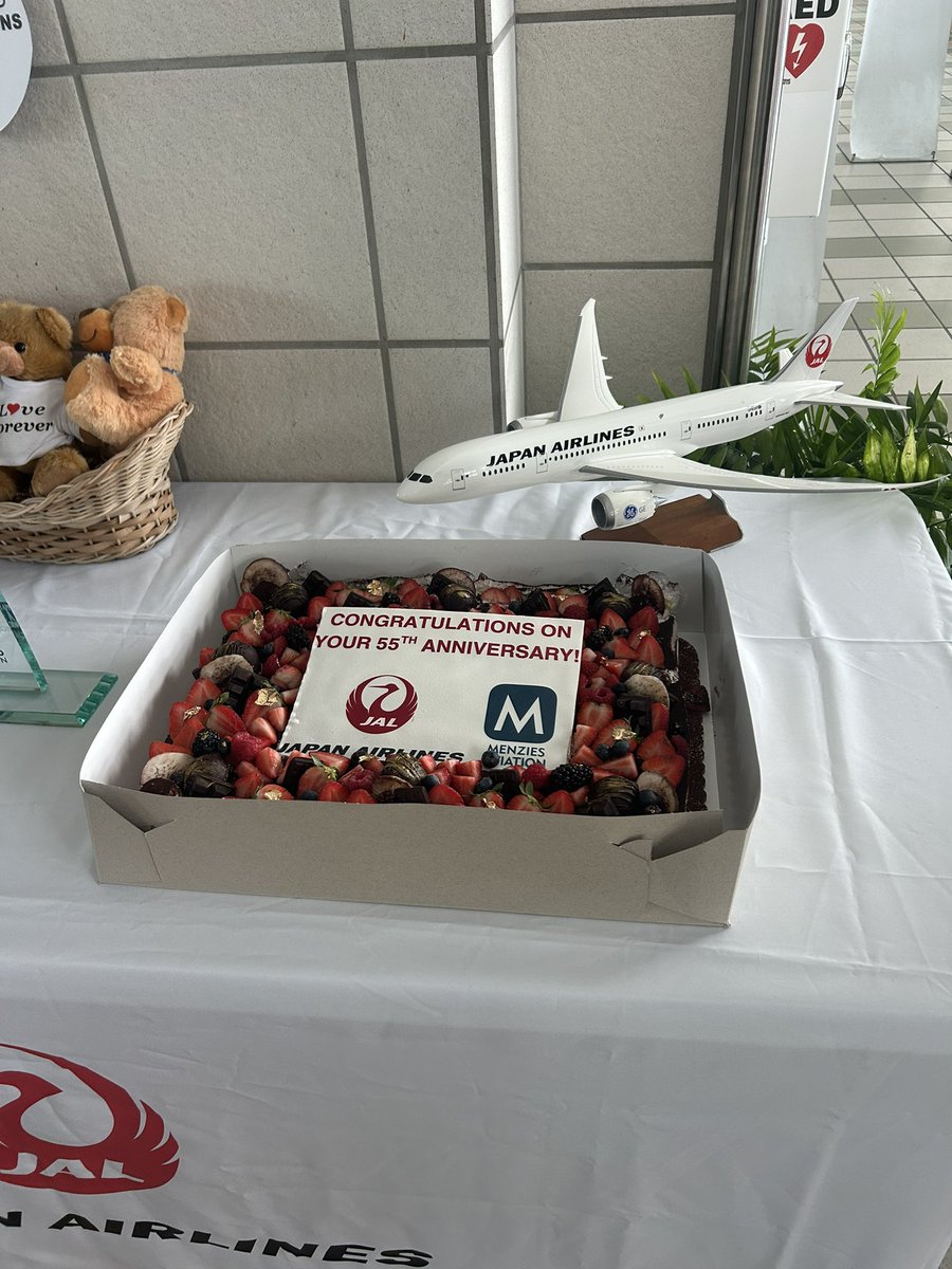 visitguam_jp's tweet image. JALグアム路線就航55周年のスペシャルなケーキ
#jal #hereweguam  #グアム