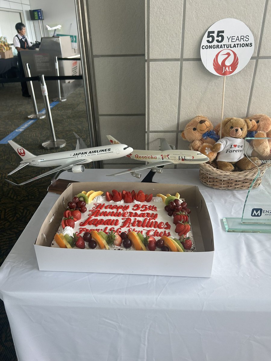 visitguam_jp's tweet image. JALグアム路線就航55周年のスペシャルなケーキ
#jal #hereweguam  #グアム