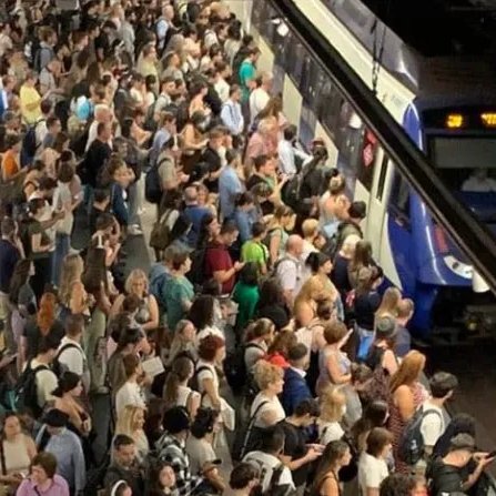 😡Un mes de caos

🚇Estos incompetentes castigan a los madrileños con masificación y esperas interminables en el transporte público

👎y atascos por toda la ciudad

🧠No son capaces de coordinar ni gestionar nada

🗳️ Solo piensan en las elecciones

#metromadrid #Madrid #metro