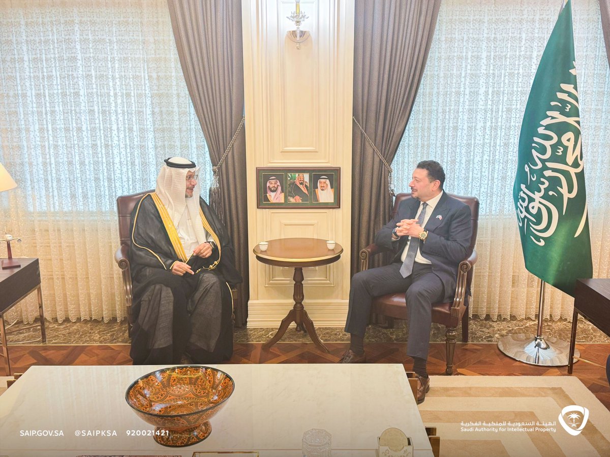 التقى الرئيس التنفيذي لـ #الملكية_الفكرية الدكتور عبدالعزيز بن محمد السويلم بسفير خادم الحرمين الشريفين لدى جمهورية تركيا، الأستاذ فهد بن أسعد أبو النصر بمقر السفارة في أنقره، لمناقشة التعاون الثنائي مع الجانب التركي وأبرز التطورات في مجال #الملكية_الفكرية.
<a href="/KSAembassyTR/">Suudi Arabistan Krallığı-Türkiye السفارة في تركيا</a>