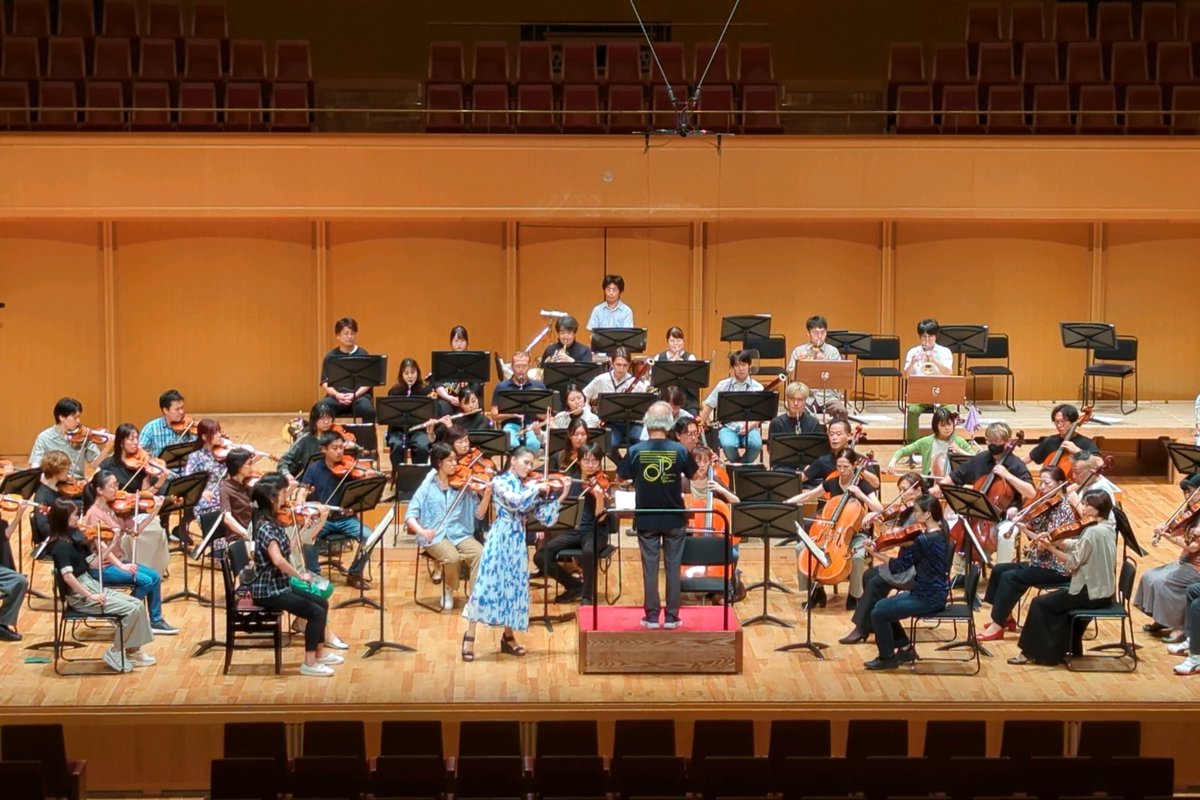 尾高忠明マエストロの指揮で、ゲネプロが始まりました！　まずは、ソリストに服部百音さんをお迎えして、ブラームス「ヴァイオリン協奏曲」を第1楽章から。積極果敢な切れ味鋭いアプローチで、偉大な傑作の新たな魅力に迫ります！