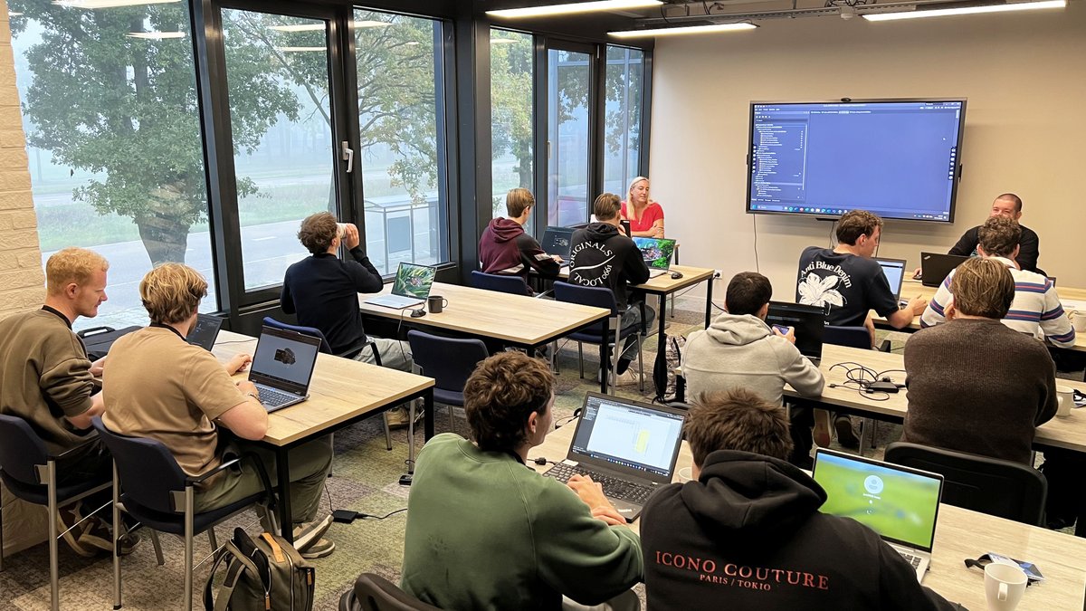 Sintecsbv's tweet image. On Sept 30 &amp;amp; Oct 1, Sintecs hosted an @altium  Designer Intro Training for students from the University of Twente &amp;amp; Saxion.
These new members of Electric Superbike Twente, HyDriven &amp;amp; RoboTeam Twente will upgrade their designs to compete worldwide.
#pcbdesign #altiumdesigner