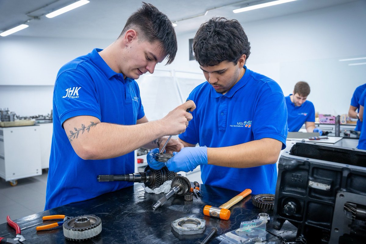 Los alumnos de Motorsport Technician Intermediate terminan la fase de análisis y comienzan el montaje de caja de cambios 🧐🛠️⚙️