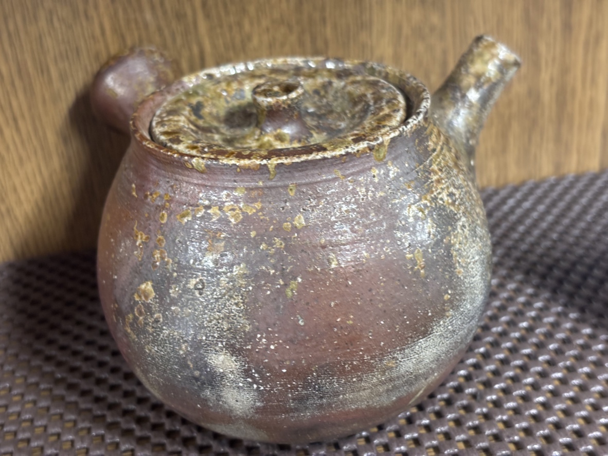 coedo_honkawa's tweet photo. Bizen ware🏺✨—pure fired clay with no painting.
From every 360° angle, there’s beauty: frozen drips, scarlet tones, smoky grays… endless charm💁
#BizenWare #art #JapaneseCulture
#Teaware #Ceramics #Japan #Kawagoe https://t.co/tIy471jJub