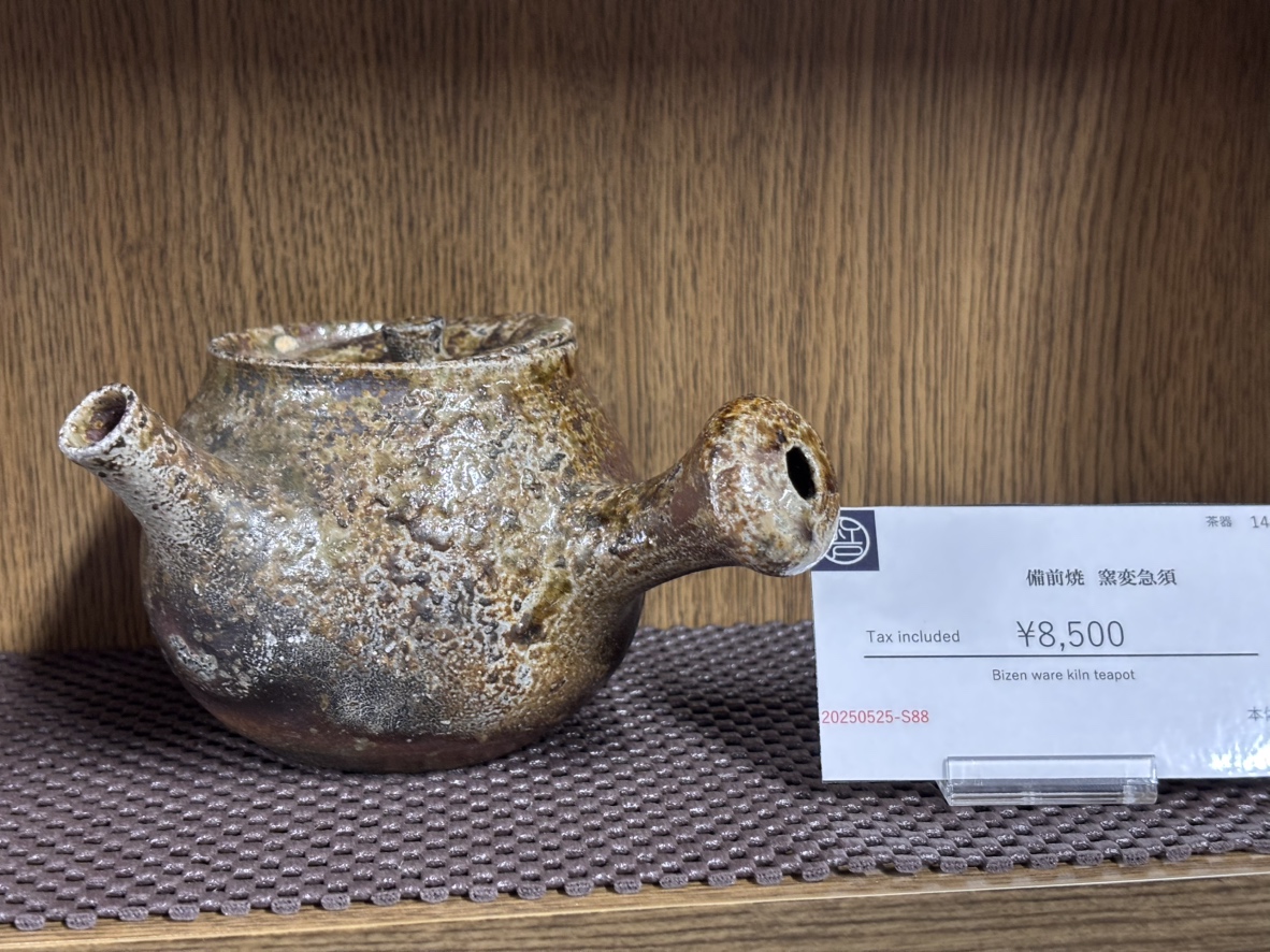 coedo_honkawa's tweet photo. Bizen ware🏺✨—pure fired clay with no painting.
From every 360° angle, there’s beauty: frozen drips, scarlet tones, smoky grays… endless charm💁
#BizenWare #art #JapaneseCulture
#Teaware #Ceramics #Japan #Kawagoe https://t.co/tIy471jJub