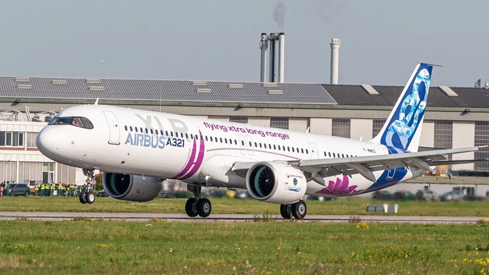 Der Airbus A321 steht mittlerweile bei rund 150 Fluggesellschaften im Einsatz. Ein neues Modell kann weiter fliegen.
 
Die Hintergründe des Erfolgs auf mobimag.ch/aviatik-40-25.