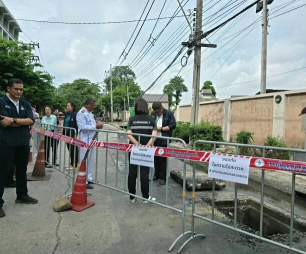 joe_black317's tweet photo. อัพเดต! #ถนนตก ทรุดตัว ยาว 26 เมตร หน้าการไฟฟ้ายานนาวา ประเมินเสียหาย-สาเหตุ

  1 ตค.68 : บริเวณหน้าการไฟฟ้าเขตยานนาวา ถนนตก เขตยานนาวา น.ส.อรชา มุ้ยเสมา ผู้อำนวยการเขตบางคอแหลม พร้อมด้วย นายวัชรพงศ์ ธนพงศ์เดชสกุล และนายวัลลภ อ้นรัตน์ ผู้ช่วยผู้อำนวยการเขตยานนาวา หัวหน้าฝ่ายปกครอง หัวหน้าฝ่ายโยธา หัวหน้าฝ่ายรักษาความสะอาดและสวนสาธารณะ และเจ้าหน้าที่ ร่วมลงพื้นที่ตรวจสอบเหตุถนนทรุดบริเวณด้านหน้าการไฟฟ้ายานนาวา เมื่อช่วงเช้าที่ผ่านมา

น.ส.อรชากล่าวว่า จากการตรวจสอบจุดที่เกิดการทรุดตัวเป็นโพรงดินใต้พื้นถนนคอนกรีต ลึกประมาณ 1-2 เมตร ถนนเกิดการแอ่นตัว พื้นที่เกิดเหตุมีความยาวประมาณ 26 เมตร ความกว้างประมาณ 9 เมตร มีกำแพงรั้วของเอกชนได้รับความเสียหาย ยาวประมาณ 20 เมตร และต้องปิดการจราจรบริเวณด้านหน้าการไฟฟ้าเขตยานนาวา 2 ช่องจราจร

สำนักงานเขตบางคอแหลม จึงประสานการไฟฟ้าเขตยานนาวา เพื่อเข้าตรวจสอบสาเหตุการทรุดตัวเนื่องจากในพื้นที่ดังกล่าวอยู่ในโครงการก่อสร้างท่อร้อยสายใต้ดินของการไฟฟ้านครหลวง ขณะเดียวกัน สำนักงานเขตได้ปิดกั้นพื้นที่บริเวณที่ถนนทรุดตัว และห้ามรถโดยสารประจำทางจอดในพื้นที่ใกล้เคียง

นอกจากนี้ สำนักงานเขตยังได้ประสานสำนักการระบายน้ำ เพื่อดำเนินการบล็อกกั้นแนวท่อระบายน้ำ และติดตั้งเครื่องสูบน้ำ เพื่อป้องกันน้ำไหลไปยังพื้นที่ทรุดตัวของถนนเพิ่มเติม และอยู่ระหว่างการประสานบูรณาการร่วมกันระหว่างหน่วยงานที่เกี่ยวข้อง ได้แก่ สำนักการโยธา สำนักการระบายน้ำ การไฟฟ้าเขตยานนาวา การประปานครหลวง เพื่อวางแผนและกำหนดแนวทางการดำเนินการแก้ไขต่อไป

#ถนนทรุด