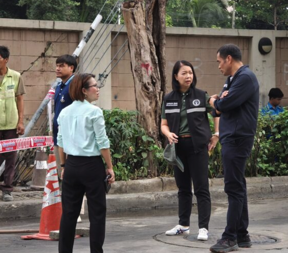 joe_black317's tweet photo. อัพเดต! #ถนนตก ทรุดตัว ยาว 26 เมตร หน้าการไฟฟ้ายานนาวา ประเมินเสียหาย-สาเหตุ

  1 ตค.68 : บริเวณหน้าการไฟฟ้าเขตยานนาวา ถนนตก เขตยานนาวา น.ส.อรชา มุ้ยเสมา ผู้อำนวยการเขตบางคอแหลม พร้อมด้วย นายวัชรพงศ์ ธนพงศ์เดชสกุล และนายวัลลภ อ้นรัตน์ ผู้ช่วยผู้อำนวยการเขตยานนาวา หัวหน้าฝ่ายปกครอง หัวหน้าฝ่ายโยธา หัวหน้าฝ่ายรักษาความสะอาดและสวนสาธารณะ และเจ้าหน้าที่ ร่วมลงพื้นที่ตรวจสอบเหตุถนนทรุดบริเวณด้านหน้าการไฟฟ้ายานนาวา เมื่อช่วงเช้าที่ผ่านมา

น.ส.อรชากล่าวว่า จากการตรวจสอบจุดที่เกิดการทรุดตัวเป็นโพรงดินใต้พื้นถนนคอนกรีต ลึกประมาณ 1-2 เมตร ถนนเกิดการแอ่นตัว พื้นที่เกิดเหตุมีความยาวประมาณ 26 เมตร ความกว้างประมาณ 9 เมตร มีกำแพงรั้วของเอกชนได้รับความเสียหาย ยาวประมาณ 20 เมตร และต้องปิดการจราจรบริเวณด้านหน้าการไฟฟ้าเขตยานนาวา 2 ช่องจราจร

สำนักงานเขตบางคอแหลม จึงประสานการไฟฟ้าเขตยานนาวา เพื่อเข้าตรวจสอบสาเหตุการทรุดตัวเนื่องจากในพื้นที่ดังกล่าวอยู่ในโครงการก่อสร้างท่อร้อยสายใต้ดินของการไฟฟ้านครหลวง ขณะเดียวกัน สำนักงานเขตได้ปิดกั้นพื้นที่บริเวณที่ถนนทรุดตัว และห้ามรถโดยสารประจำทางจอดในพื้นที่ใกล้เคียง

นอกจากนี้ สำนักงานเขตยังได้ประสานสำนักการระบายน้ำ เพื่อดำเนินการบล็อกกั้นแนวท่อระบายน้ำ และติดตั้งเครื่องสูบน้ำ เพื่อป้องกันน้ำไหลไปยังพื้นที่ทรุดตัวของถนนเพิ่มเติม และอยู่ระหว่างการประสานบูรณาการร่วมกันระหว่างหน่วยงานที่เกี่ยวข้อง ได้แก่ สำนักการโยธา สำนักการระบายน้ำ การไฟฟ้าเขตยานนาวา การประปานครหลวง เพื่อวางแผนและกำหนดแนวทางการดำเนินการแก้ไขต่อไป

#ถนนทรุด