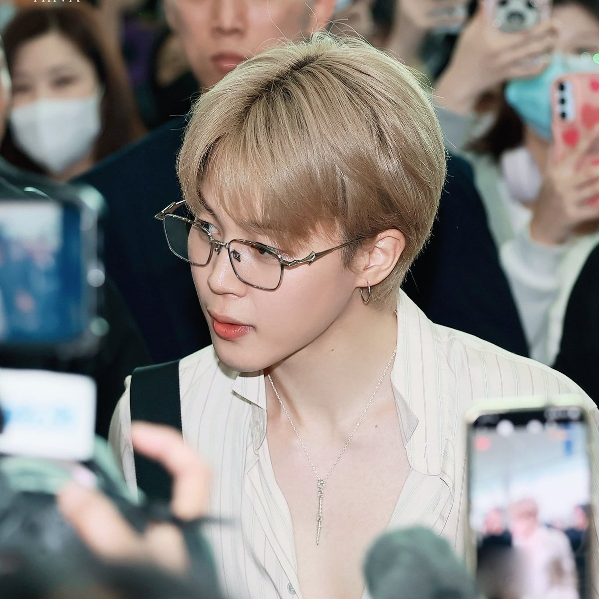 anatwibangz_'s tweet image. Their beef is basically a competition of who’s the bigger gay magnet😭