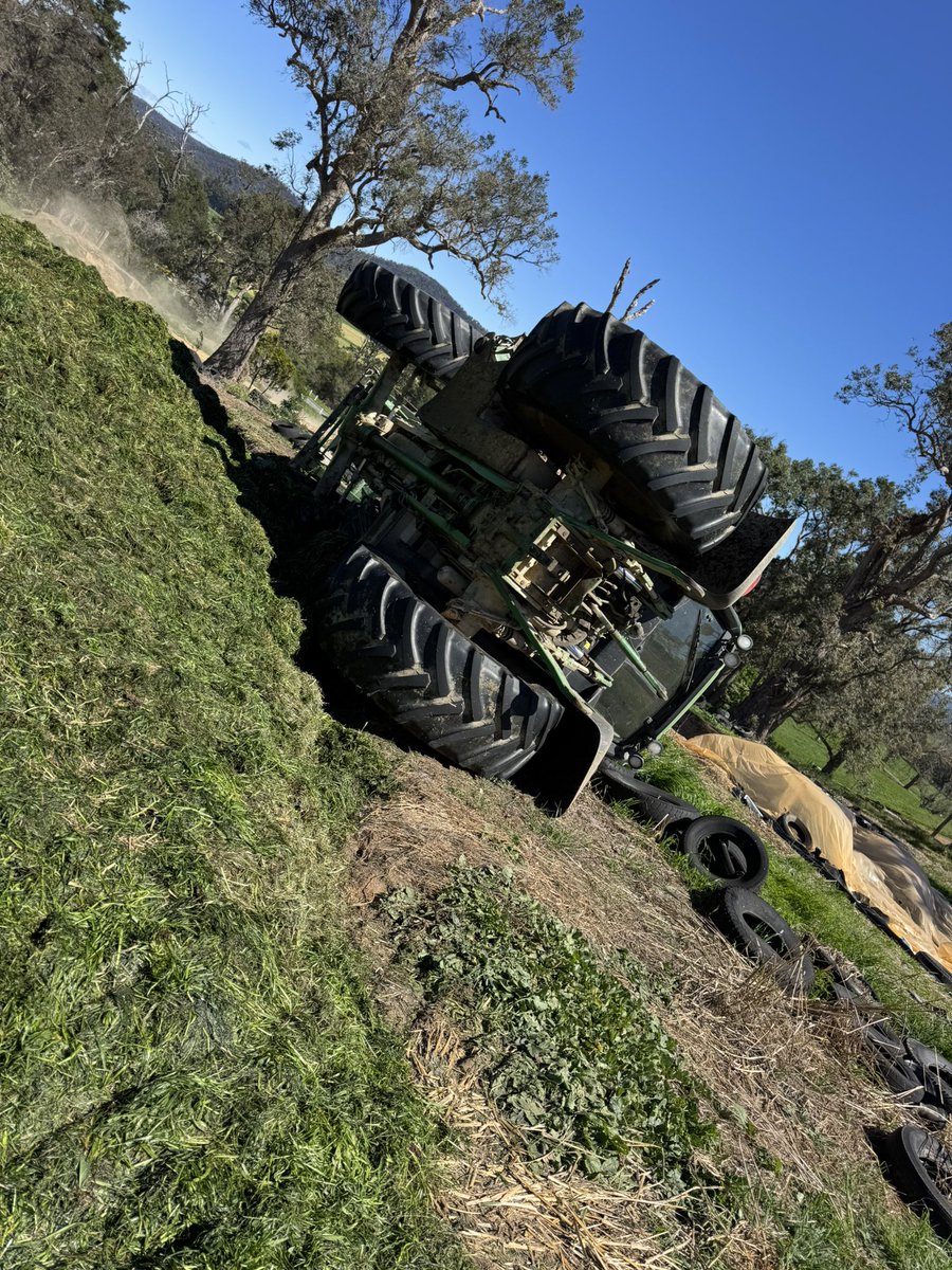 I know everyone is keen to get silaging….but take it easy out there.
#silage25