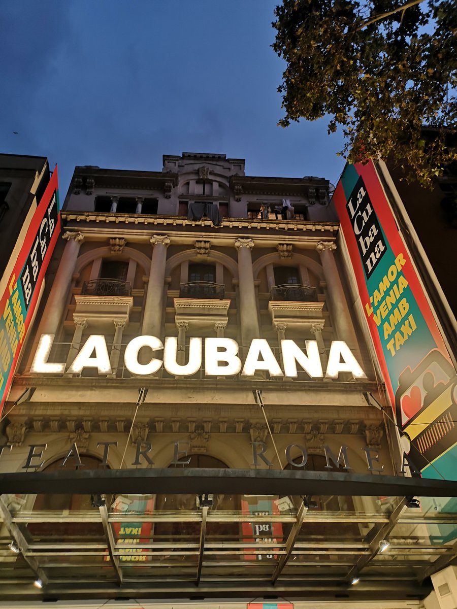 Ahir a l'estrena de La Cubana ens ho vam passar TETA. 
'L'amor venia amb taxi' és un homenatge preciós al teatre d'aficionats, que hauria de veure tothom que hagi fet teatre d'aficionats algun cop a la vida. 
És a dir, tot Catalunya!