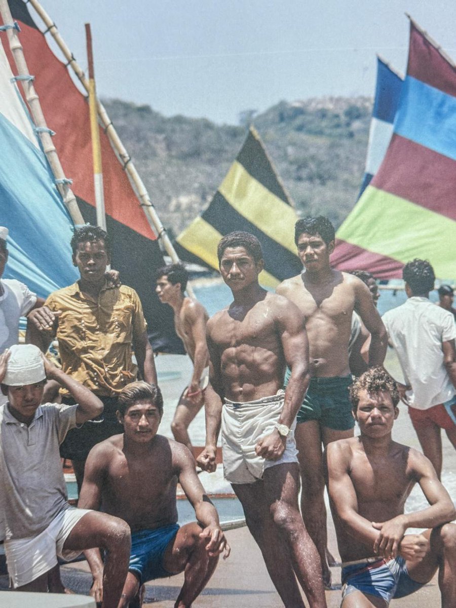 Lancheros de Acapulco en los años 60's, esbeltos y fuertes. Hoy casi todos son barrigones, obesos y diabéticos. ¿Por qué? Foto:  Colección Acevedo-Mansour;  fotógrafo Bob Schalkwijk...
