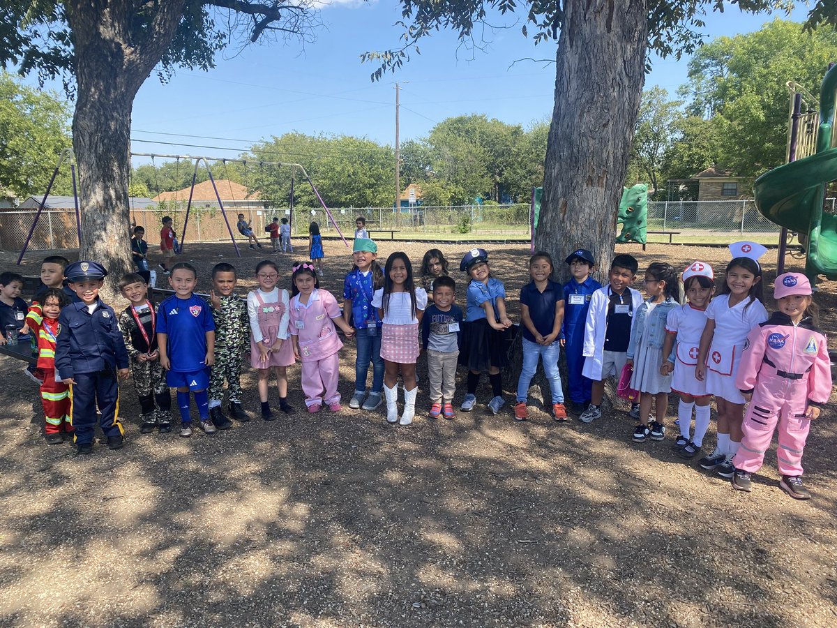 🎓✨ Our Wolves rocked #EducationGoGetItWeek! They showed up with pride &amp; big dreams. 🐺💚 The future is bright! 🚀📚 <a href="/Aguilera_RJW/">Javier Aguilera</a> <a href="/CC_Renteria/">Christine Cano Renteria</a> <a href="/FortWorthISD/">Fort Worth Independent School District</a>